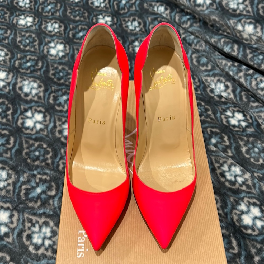 Hit pink louboutin heel #hotchick